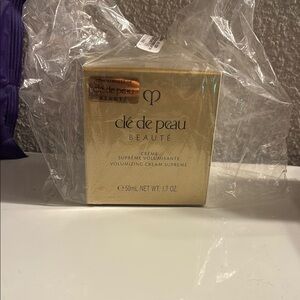 Clé de Peau Beauté Volumizing Cream